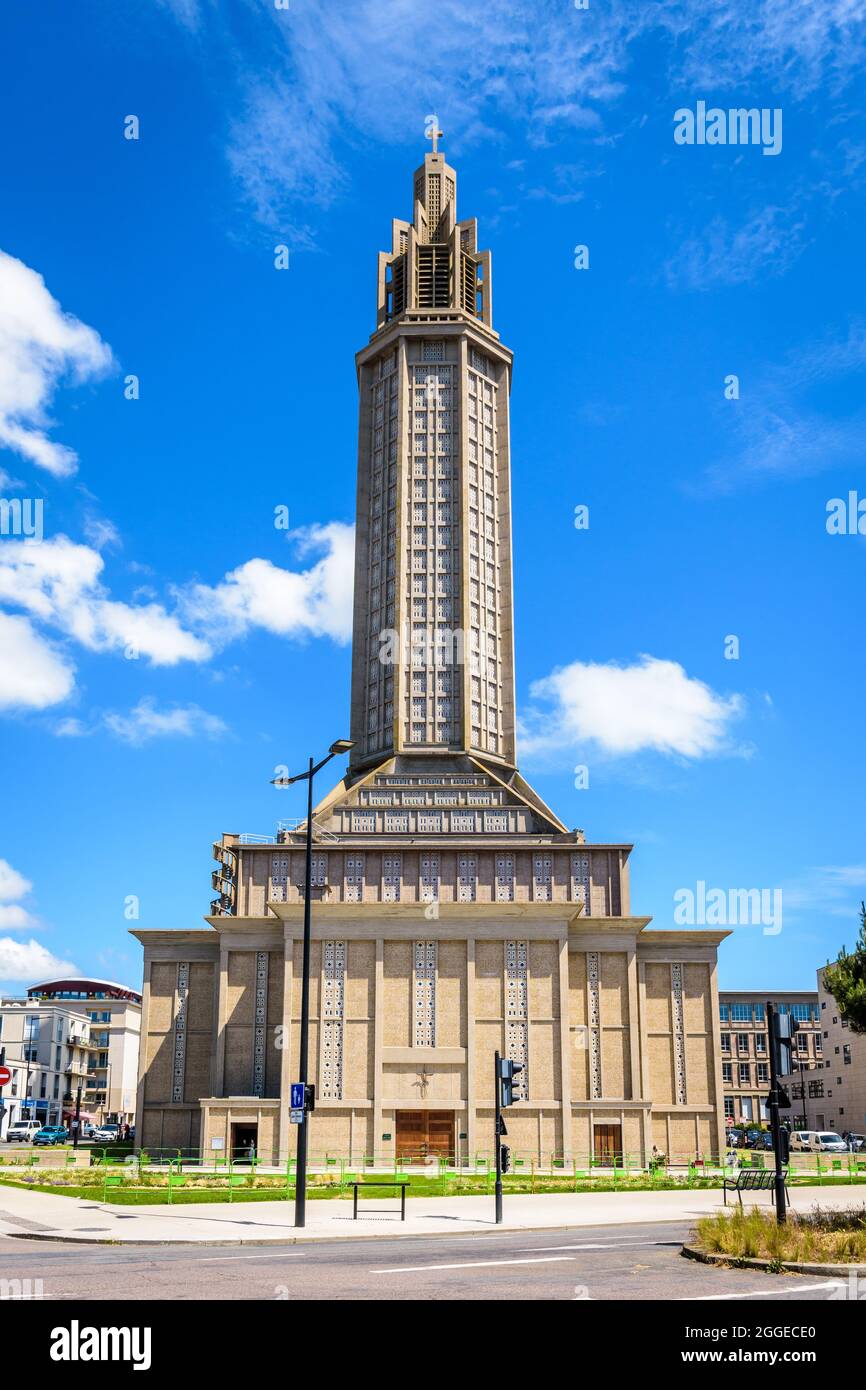 La chiesa di San Giuseppe e la sua torre lanterna dell'architetto francese Auguste Perret a le Havre, Francia. Foto Stock