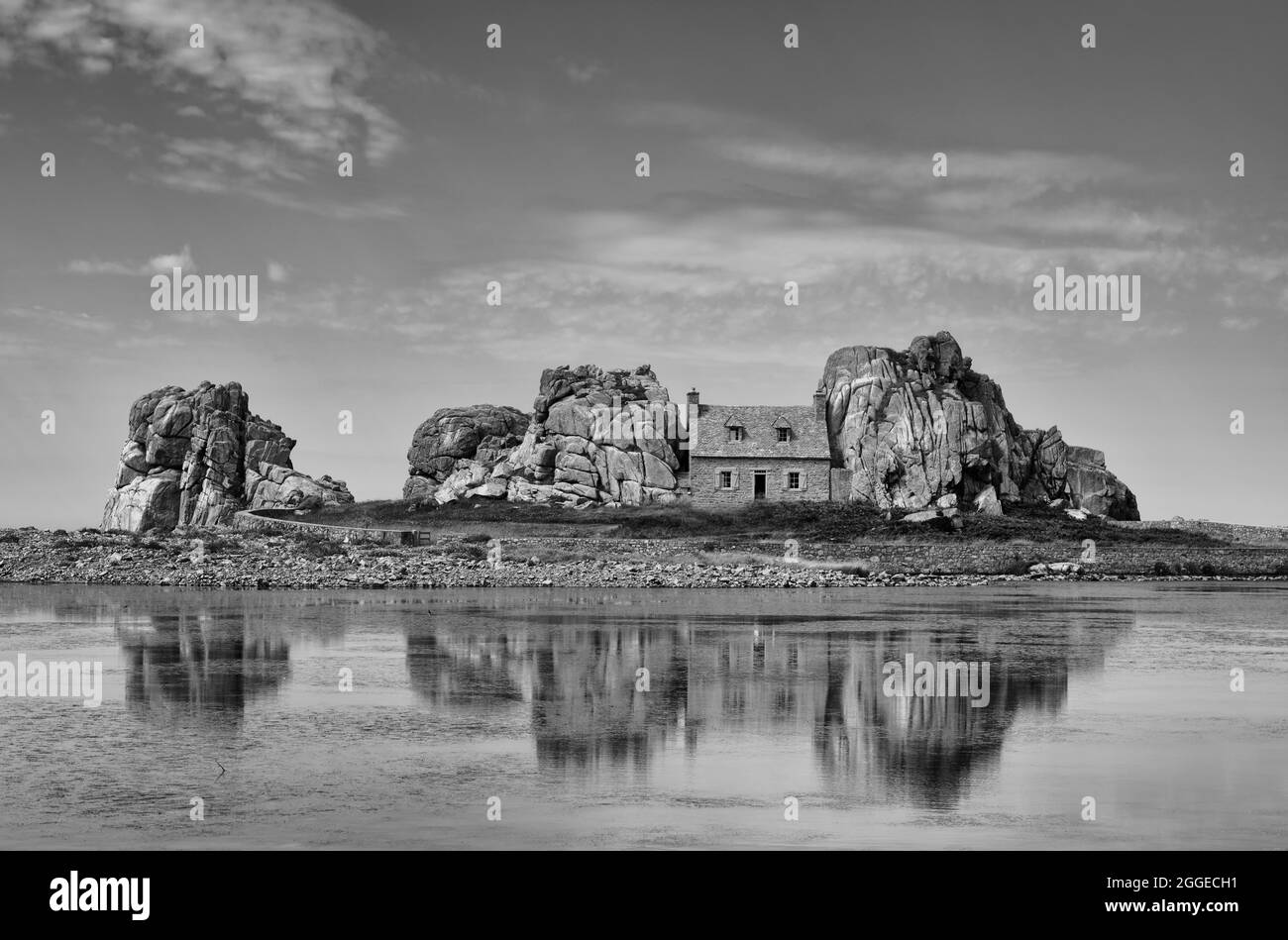 Casa tra rocce, Castel Meur, la Gouffre, Plougrescant, Cote de Granit Rose, Cotes d'Armor, Bretagna, Francia Foto Stock