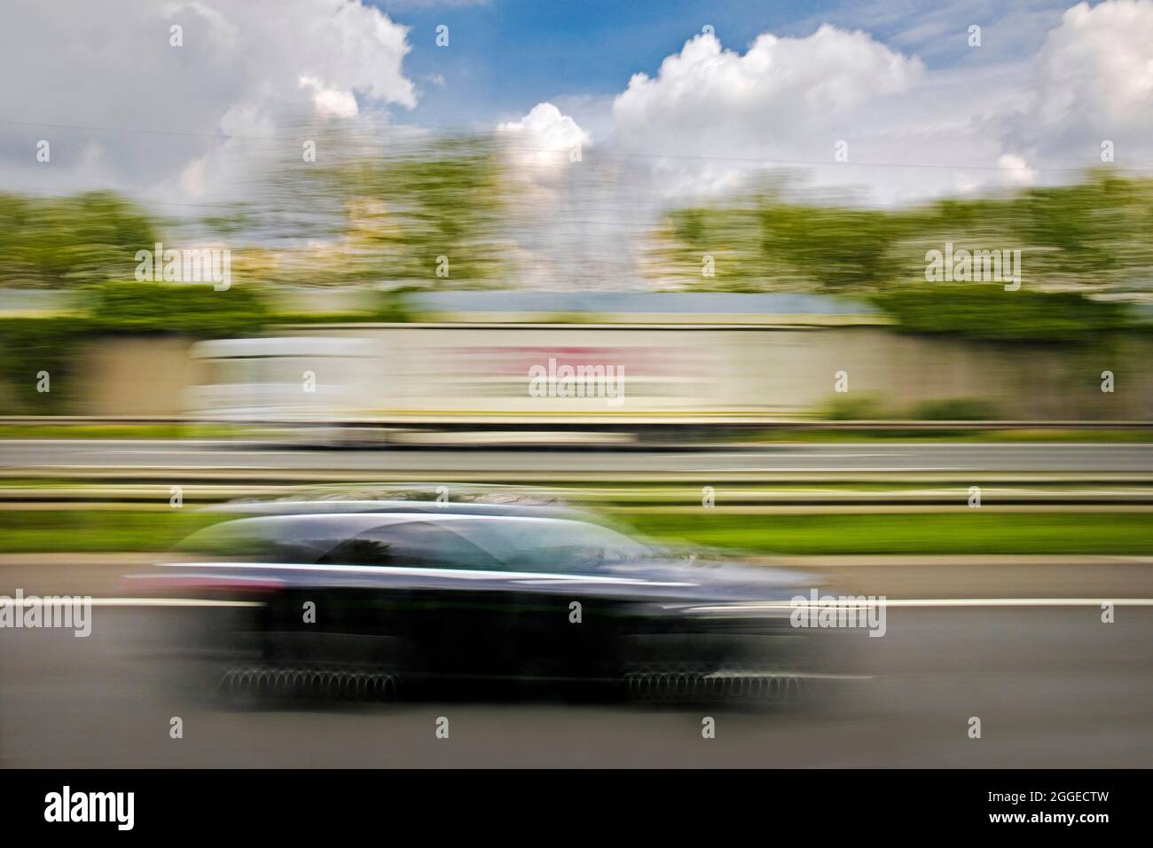 Lunga esposizione da un autobus in movimento sull'autostrada A 2, Kamen, area della Ruhr, Renania settentrionale-Vestfalia, Germania Foto Stock