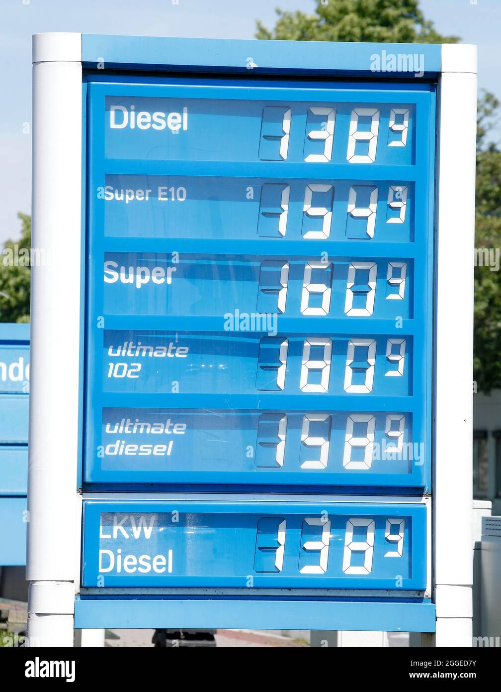 Prezzi a bordo presso un distributore di benzina Aral, Germania Foto stock  - Alamy