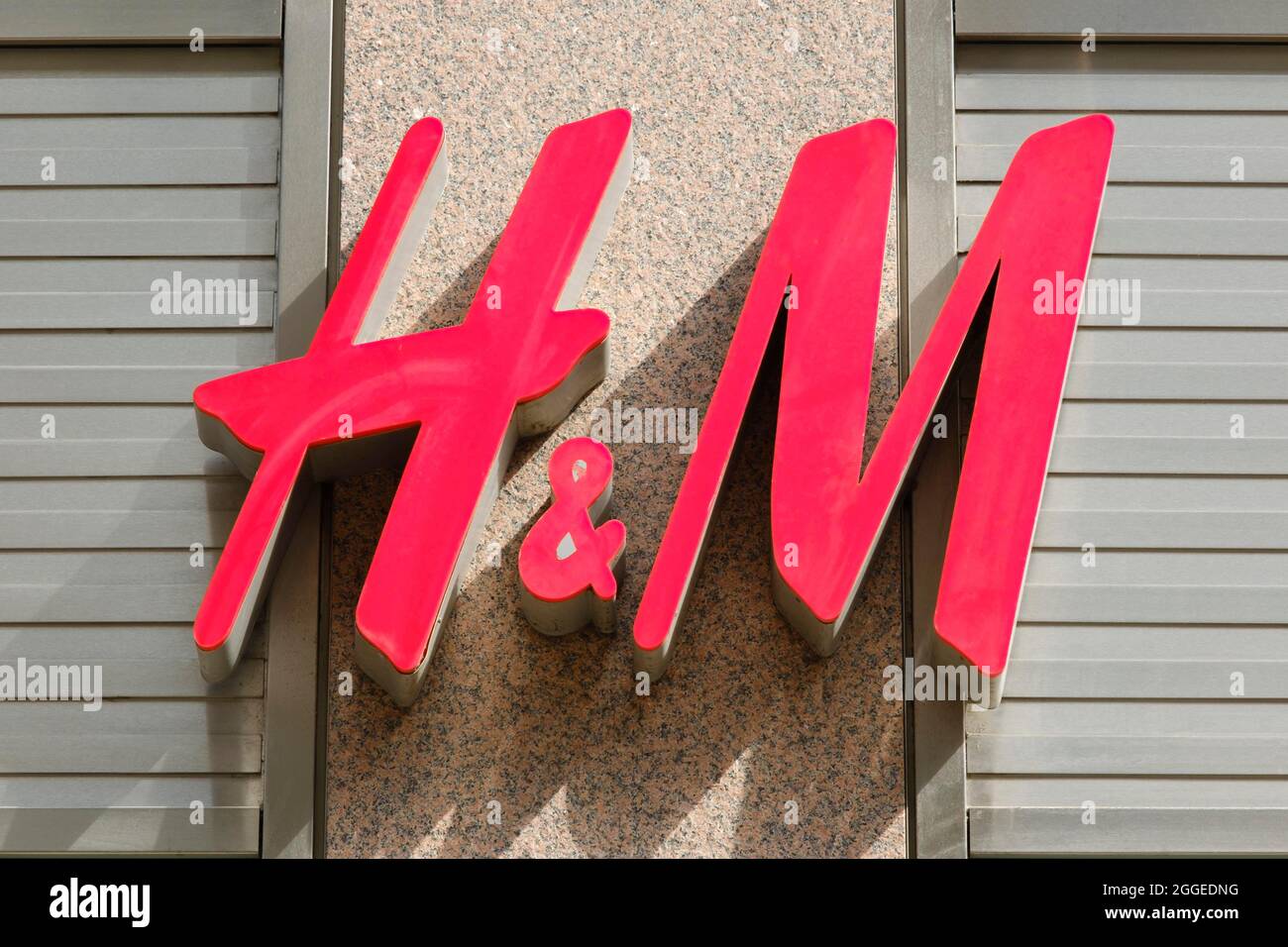 H&amp;M, Hennes &amp; Mauritz, logo del rivenditore tessile svedese, Renania settentrionale-Vestfalia, Germania Foto Stock
