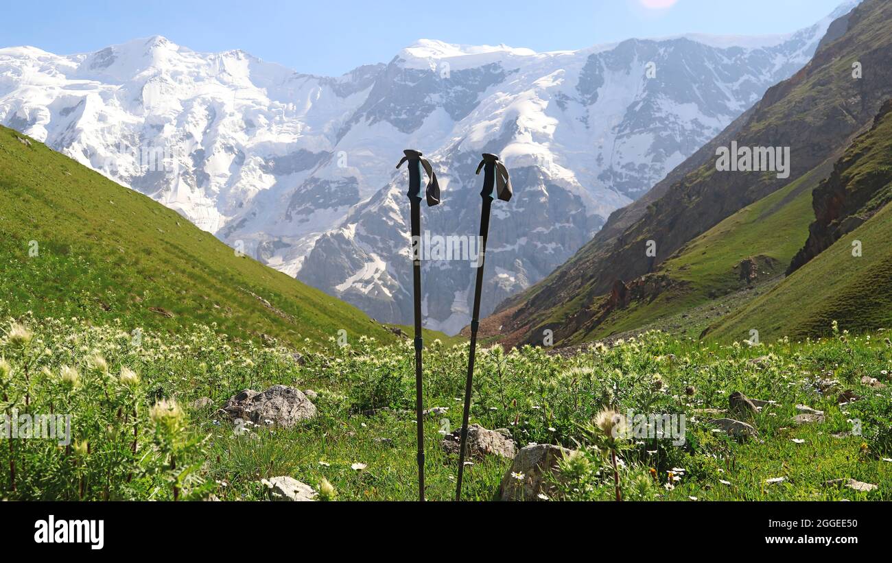 Ghiacciaio di Bezengi e il paesaggio glaciale. Gamma Caucasica principale. 'SMall Himalayas', Muro di Bezengi, Kabardino-Balkaria, Russia. Foto Stock