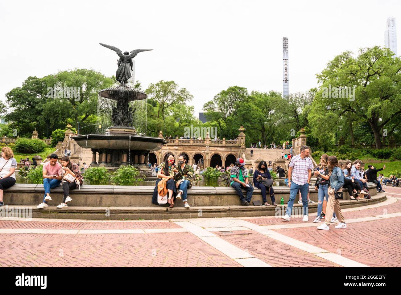 New York City, New York - 12 giugno 2021: Vista di Central Park nel centro di Manhattan con la gente vista in un tipico Sabato pomeriggio. Foto Stock