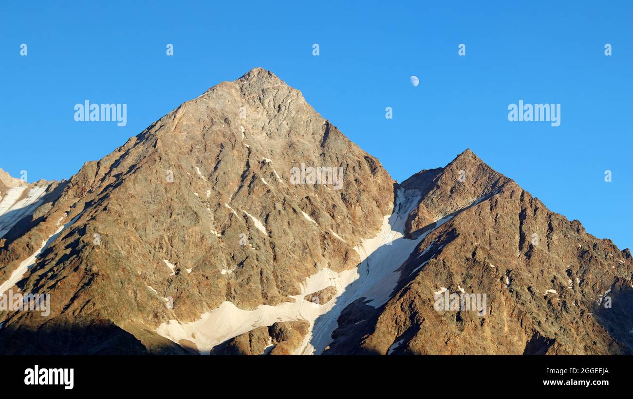Ghiacciaio di Bezengi e il paesaggio glaciale. Gamma Caucasica principale. 'SMall Himalayas', Muro di Bezengi, Kabardino-Balkaria, Russia. Foto Stock