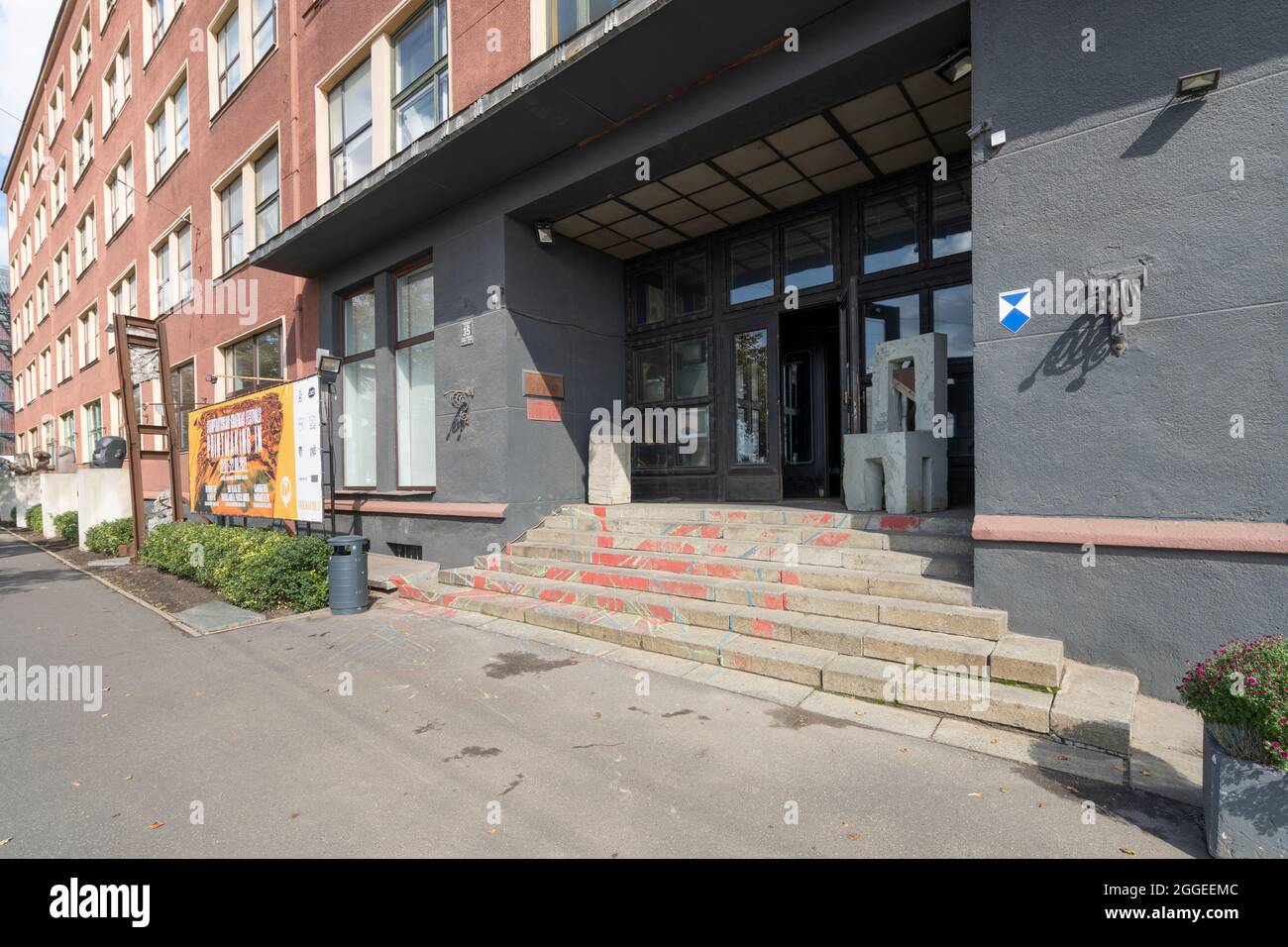 Riga, Lettonia. Agosto 2021. Ingresso dell'edificio dell'Unione degli artisti della Lettonia nel centro della città Foto Stock