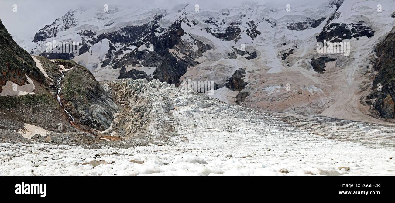 Ghiacciaio di Bezengi e il paesaggio glaciale. Gamma Caucasica principale. 'SMall Himalayas', Muro di Bezengi, Kabardino-Balkaria, Russia. Foto Stock