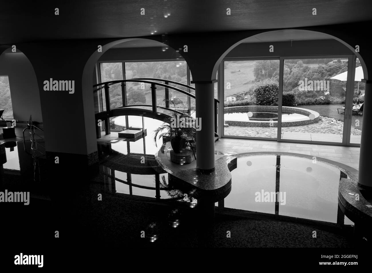 Bella piscina interna al Kurhaus Cademario Hotel & Spa in Ticino, Svizzera. Foto Stock