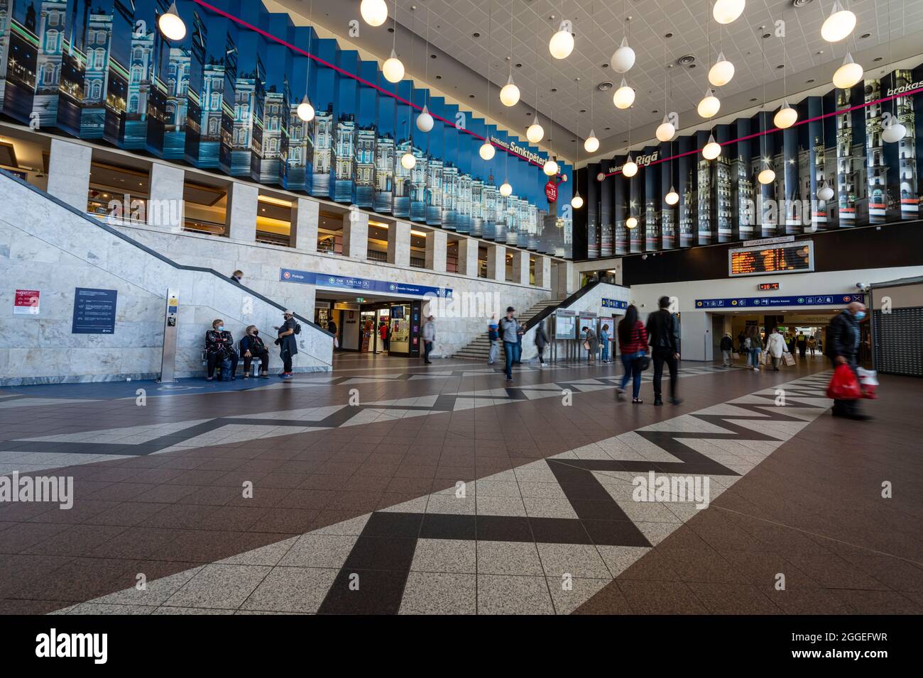 Riga, Lettonia. Agosto 2021. Vista della sala interna della stazione ferroviaria nel centro della città Foto Stock