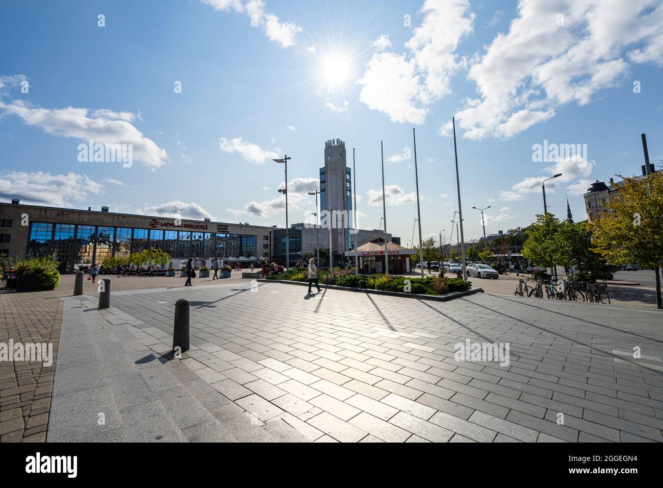 Riga, Lettonia. Agosto 2021. Vista della facciata esterna della stazione ferroviaria nel centro della città Foto Stock