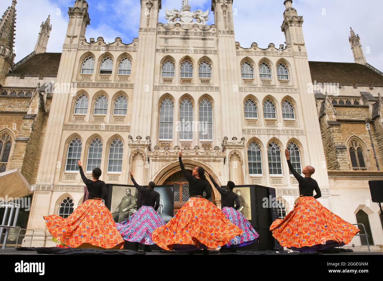 Guildhall Yard, City of London, Regno Unito. 31 ago 2021. I ballerini presentano "Black Victorians", del direttore artistico e coreografo Jeanefer Jean-Charles. Lo spettacolo si ispira alle fotografie in studio del XIX secolo di uomini, donne e bambini neri. Esplorando una complessa, ma spesso dimenticata presenza nera nella Gran Bretagna pre-Windrush, richiama l'attenzione su figure precedentemente nascoste e sfida le percezioni storiche e contemporanee. E' organizzato nella posizione risonante dello storico Guildhall Yard. Credit: Imagplotter/Alamy Live News Foto Stock