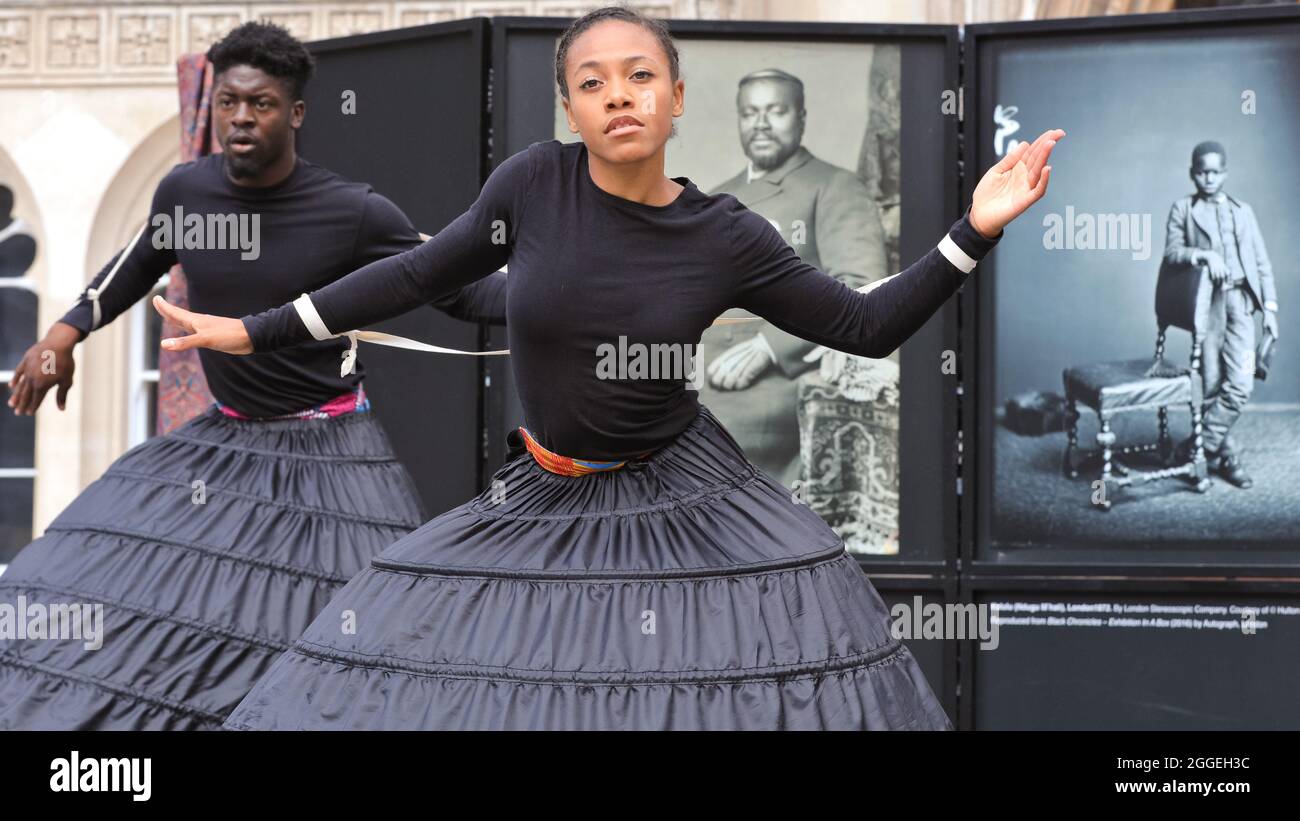 Guildhall Yard, City of London, Regno Unito. 31 ago 2021. I ballerini presentano "Black Victorians", del direttore artistico e coreografo Jeanefer Jean-Charles. Lo spettacolo si ispira alle fotografie in studio del XIX secolo di uomini, donne e bambini neri. Esplorando una complessa, ma spesso dimenticata presenza nera nella Gran Bretagna pre-Windrush, richiama l'attenzione su figure precedentemente nascoste e sfida le percezioni storiche e contemporanee. E' organizzato nella posizione risonante dello storico Guildhall Yard. Credit: Imagplotter/Alamy Live News Foto Stock