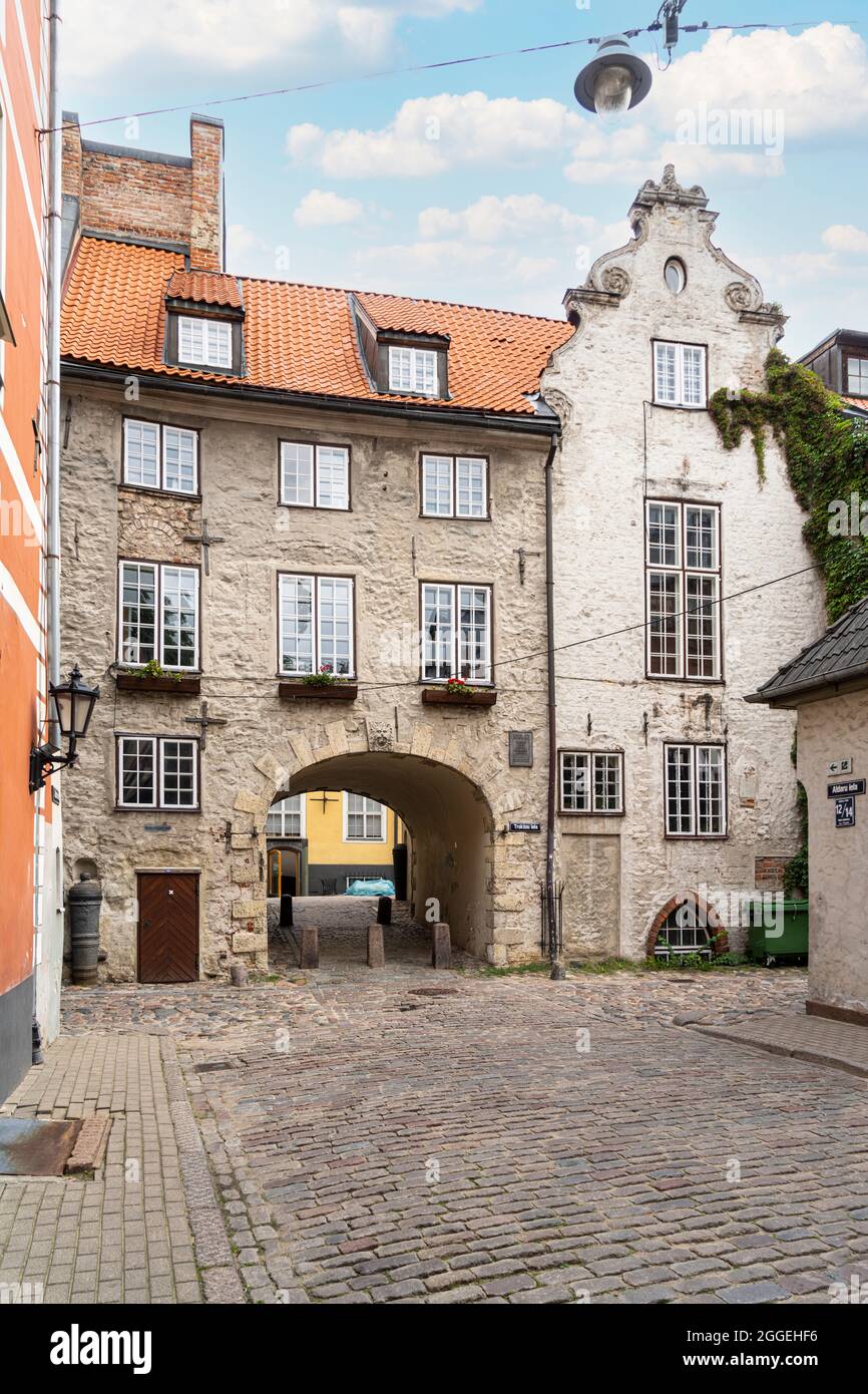 Riga, Lettonia. Agosto 2021. La vista della porta svedese medievale nel centro della città Foto Stock