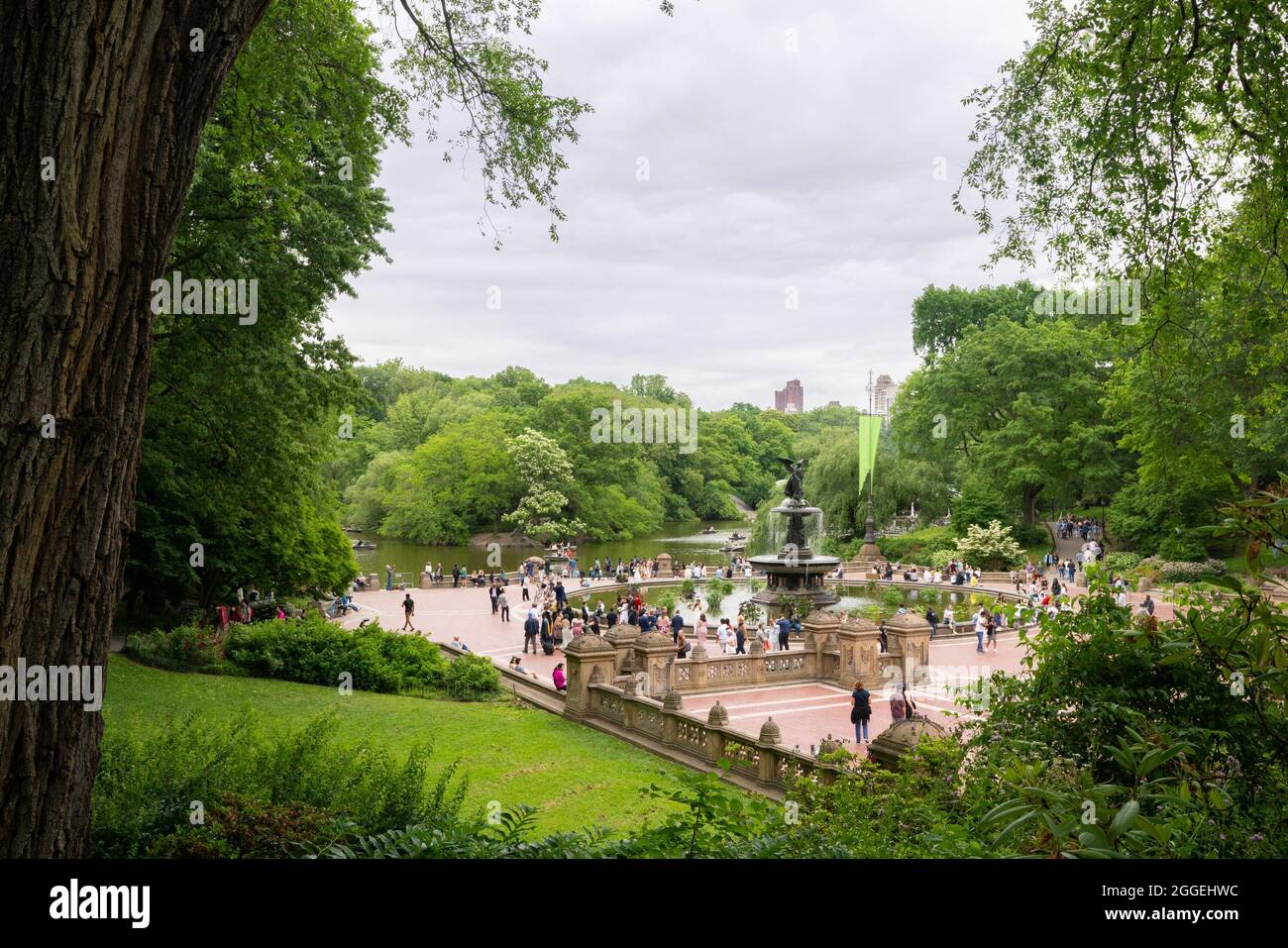 New York City, New York - 12 giugno 2021: Vista di Central Park nel centro di Manhattan con la gente vista in un tipico Sabato pomeriggio. Foto Stock