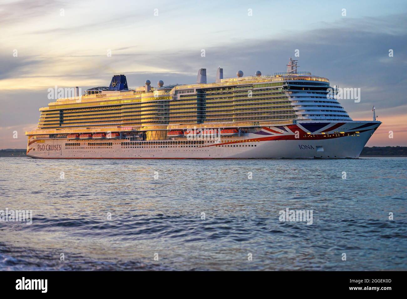 Iona, nave da crociera a motore GNL di P&o Cruises, passando Calshot Spit sulle acque di Southampton - Giugno 2021 Foto Stock