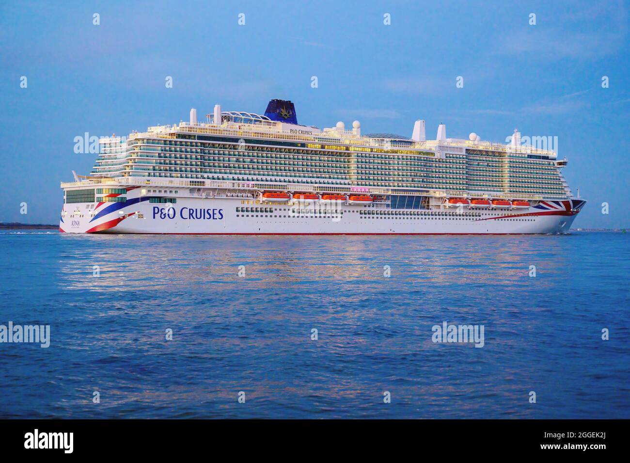 Iona, nave da crociera a motore GNL di P&o Cruises, passando Calshot Spit sulle acque di Southampton - Giugno 2021 Foto Stock