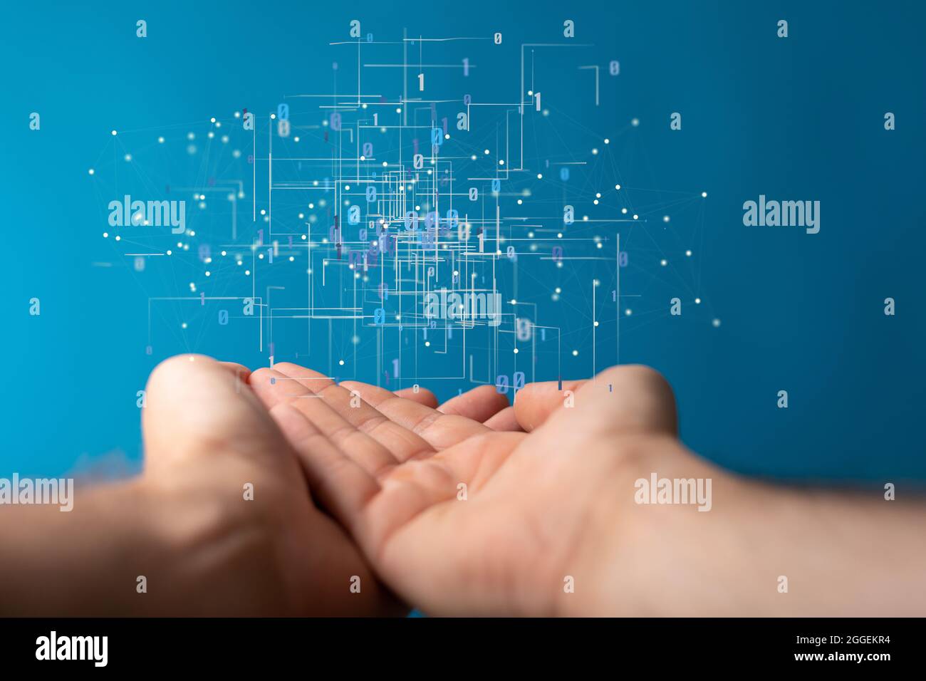 Mani che tengono un ologramma di una griglia con numeri binari. Foto Stock
