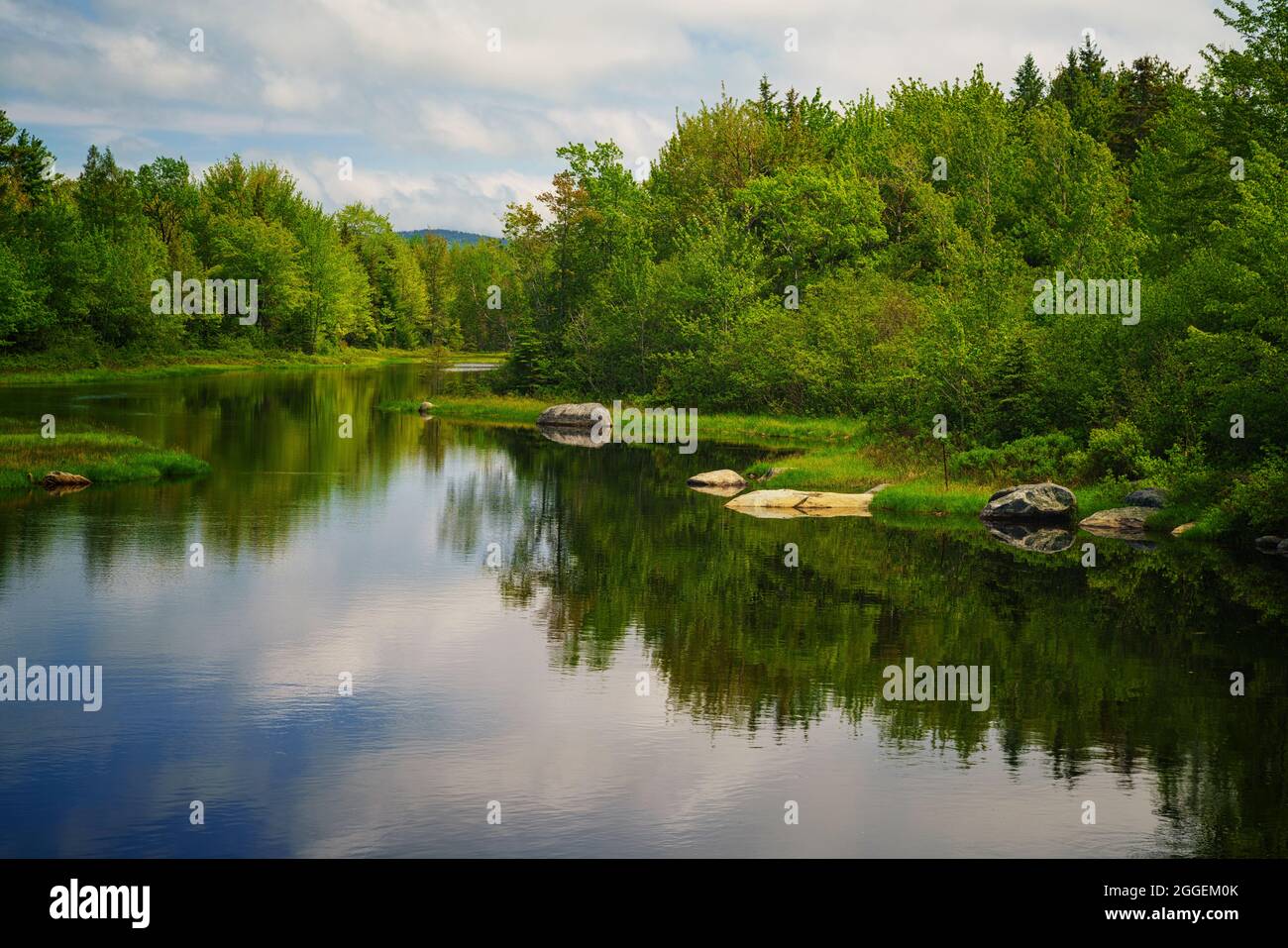 Il cielo estivo si riflette nel monte Desert Narrows vicino a Bar Harbor Foto Stock