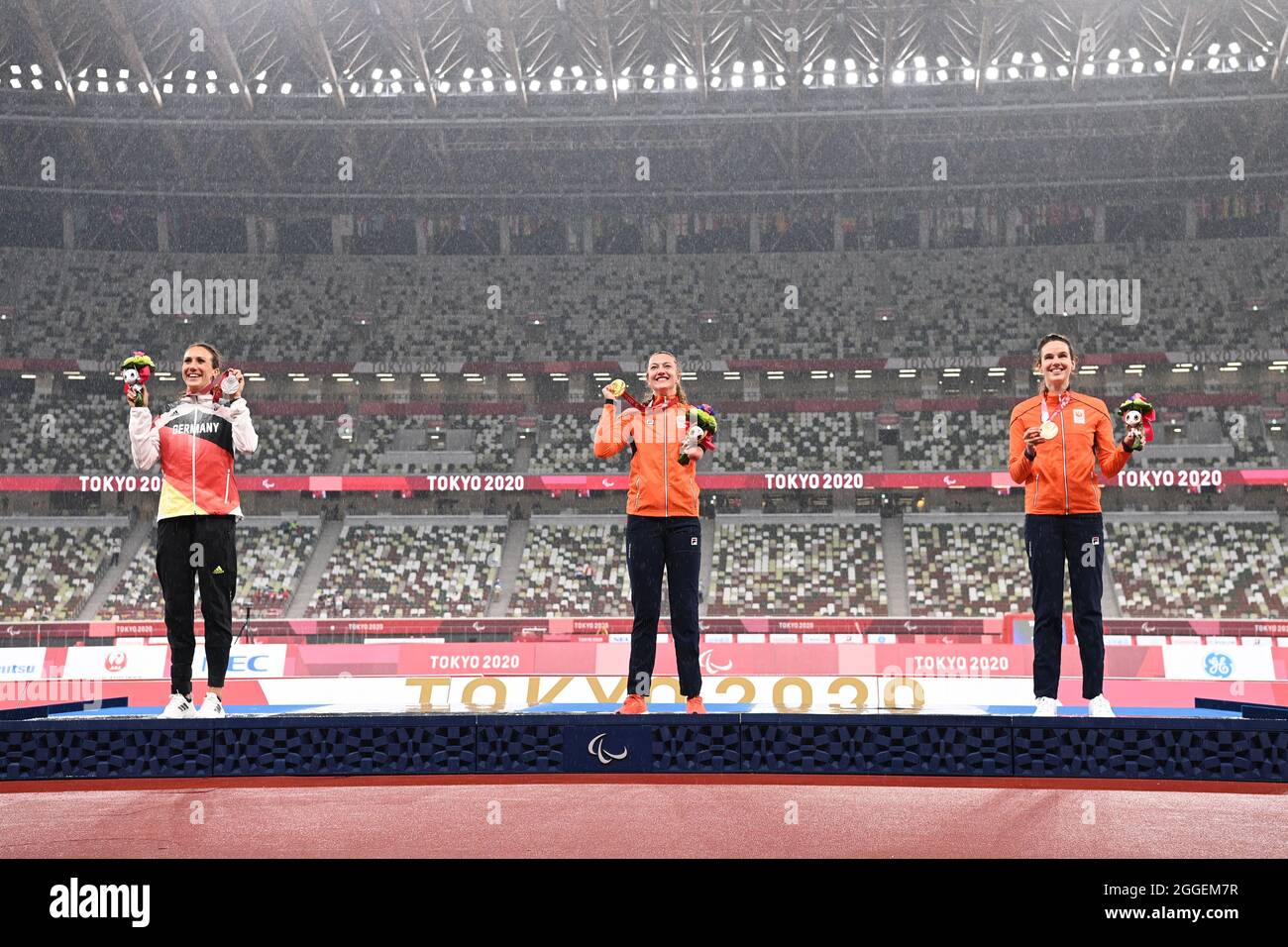 Tokyo, Giappone. Credito: MATSUO. 31 ago 2021. (L-R) BENSUSAN Irmgard (GER), Van GANSEWINKEL Marlene, ALKEMADE Kimberly (NED) Athletics : cerimonia della Medaglia femminile T64 durante i Giochi Paralimpici di Tokyo 2020 allo Stadio Nazionale di Tokyo, Giappone. Credit: MATSUO .K/AFLO SPORT/Alamy Live News Foto Stock