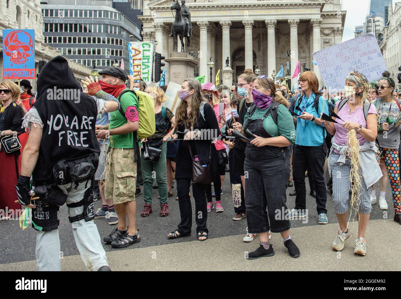Inghilterra, Londra, Extinction Rebellion manifestanti al di fuori della Banca d'Inghilterra. Foto Stock