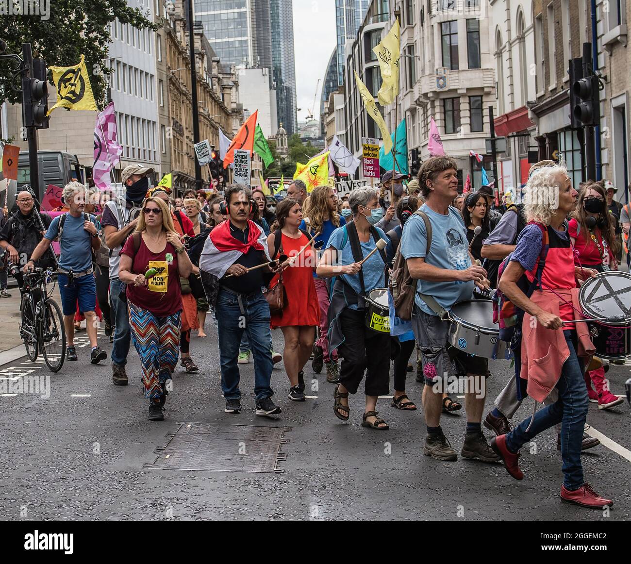 Inghilterra, Londra, i manifestanti della ribellione di estinzione che marciavano presso la Banca d'Inghilterra. Foto Stock