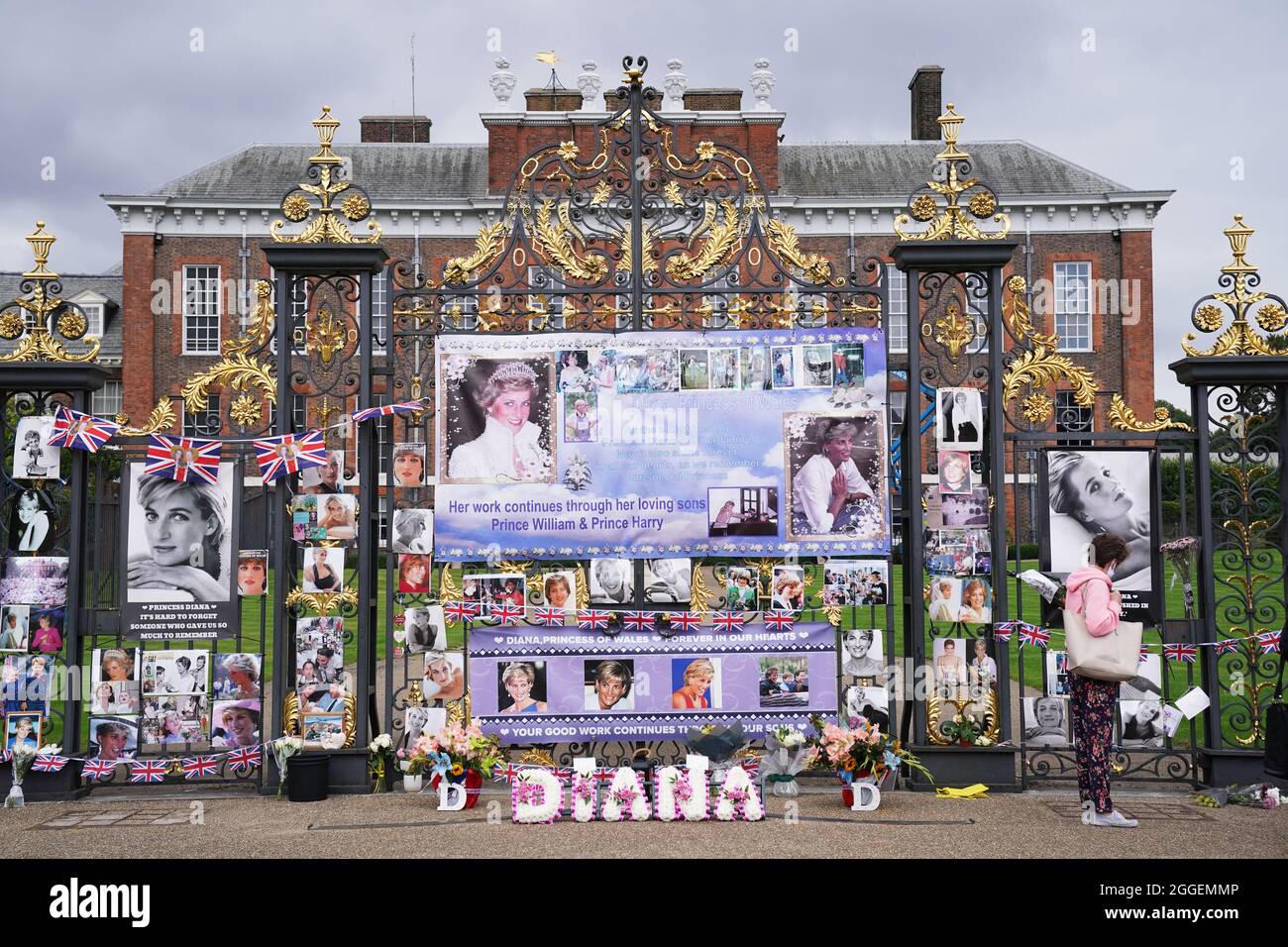 La gente guarda gli omaggi lasciati alle porte di Kensington Palace a Londra nel ventiquattresimo anniversario della morte di Diana, Principessa del Galles. Data foto: Martedì 31 agosto 2021. Foto Stock