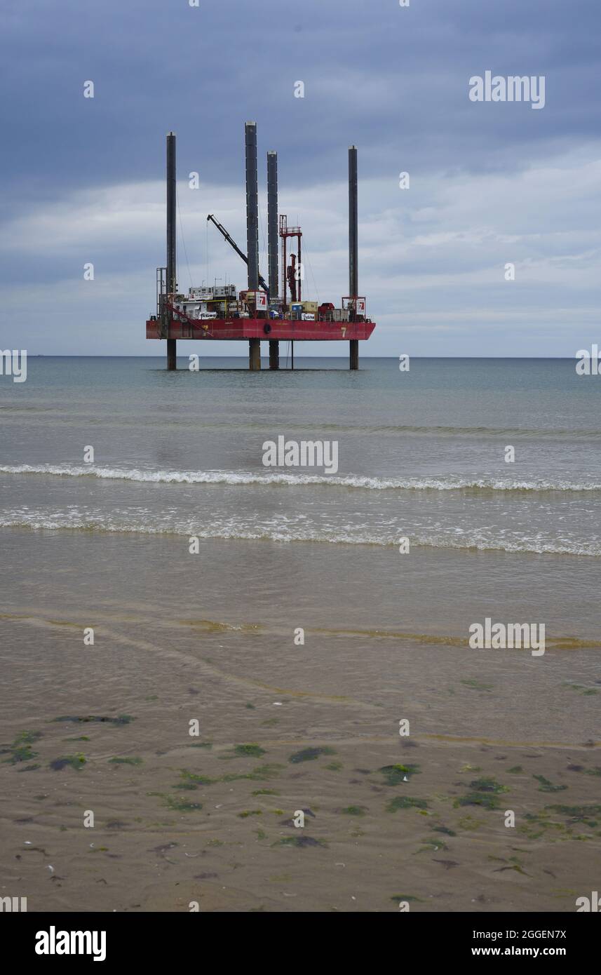 Le chiatte di sollevamento, note anche come piattaforme di sollevamento, sono utilizzate come base stabile per la costruzione e la manutenzione di una varietà di strutture in acqua Foto Stock