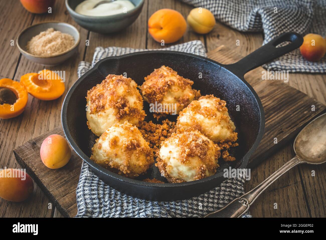 Gnocchi dolci con pangrattato dolce, ripieni di albicocche, su tavola di legno Foto Stock
