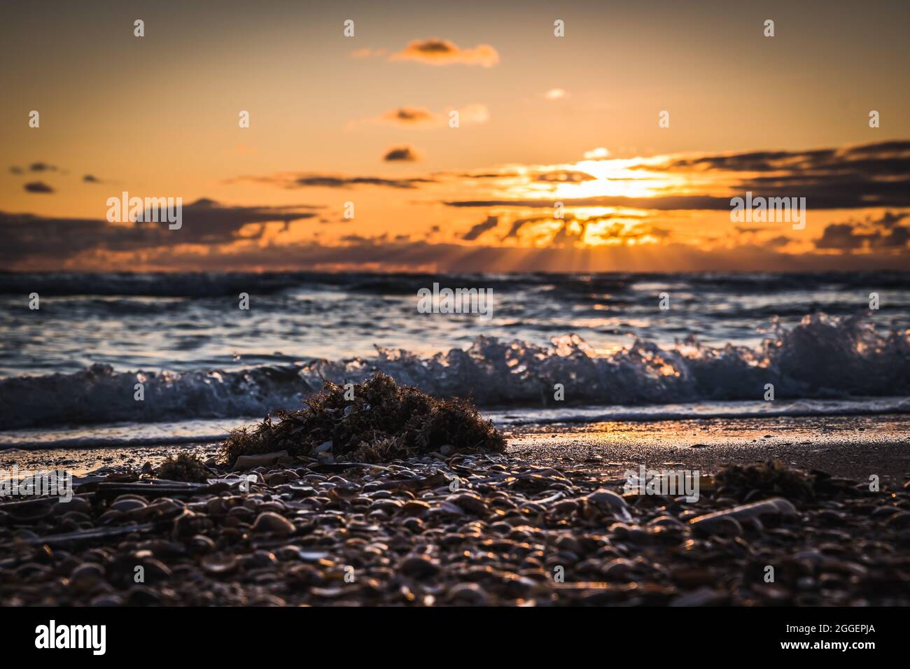 Bellissimo tramonto su un cielo nuvoloso sulla spiaggia. Presa sull'isola danese Romo Foto Stock