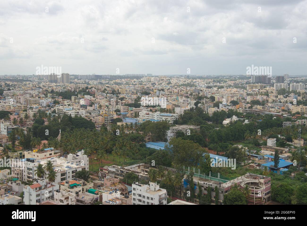 Bangalore, India - un paesaggio urbano con edifici per uffici, blocchi residenziali e laghi Foto Stock