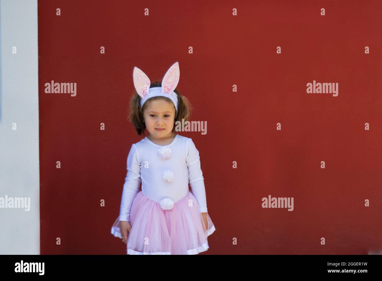 Bella bambina in costume coniglietto di Pasqua guardando la macchina fotografica. Spazio per testo. Area di testo. Messa a fuoco selettiva. Spazio copia Foto Stock