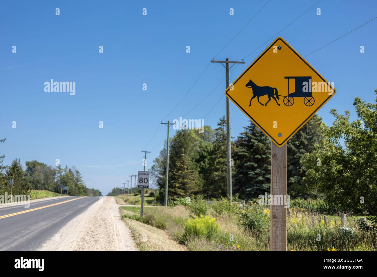 Cartello di avvertimento del traffico veicoli in movimento lento in Huron Kinloss Ontario Canada si riferiscono al cavallo Amish e Mennonite e buggy carrozza Foto Stock