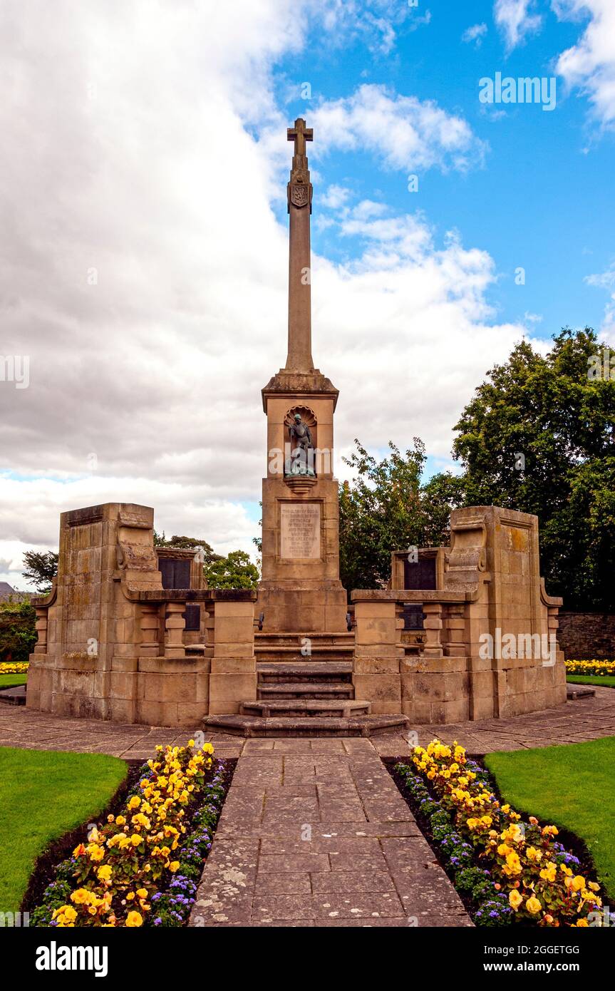 Monumento commemorativo di guerra di Kelso costituito da una piccola croce sormontata su un albero quadrato su un piedistallo contenente San Giorgio in un alcova su un parapetto balustrato Foto Stock