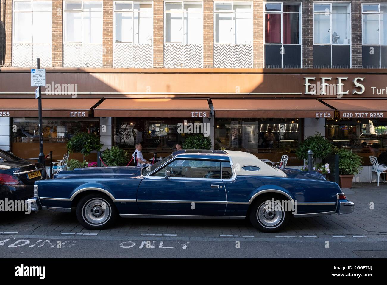 Auto d'epoca americana parcheggiata a Brick Lane il 10 agosto 2021 a Londra, Regno Unito. Foto Stock