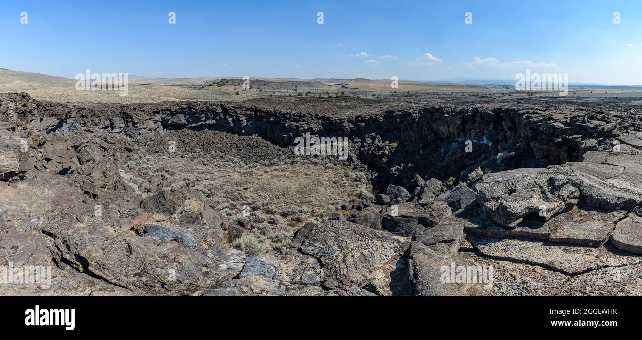 Cratere vulcanico e flusso di lava a Steens Mountain. Diamond, Oregon, Stati Uniti. Foto Stock