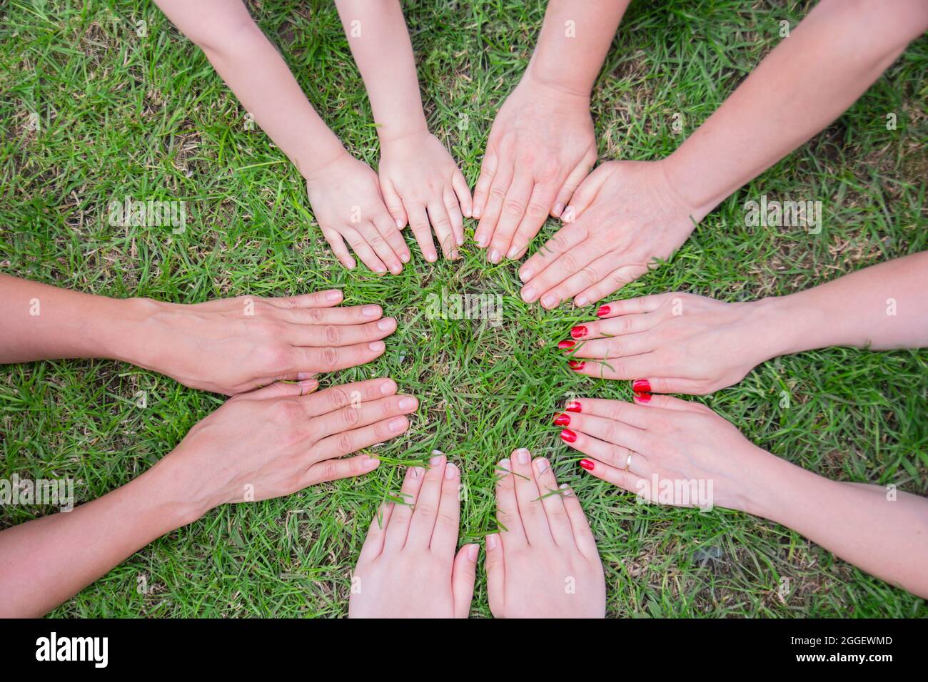 le giovani donne e le ragazze della stessa famiglia si sono unite in mezzo. Celebrano la loro Unione. Foto Stock