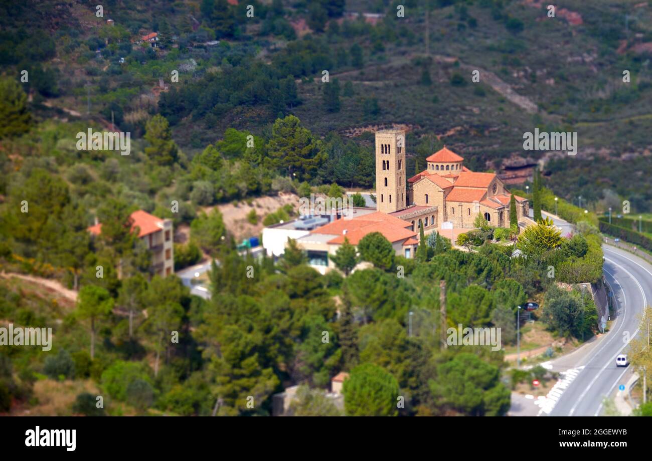 Chiesa della Mare de Deu del Roser, Nostra Signora del Rosario, neoromanica patrimonio culturale e luogo di culto. Monistrol de Montserrat, Provincia di Foto Stock