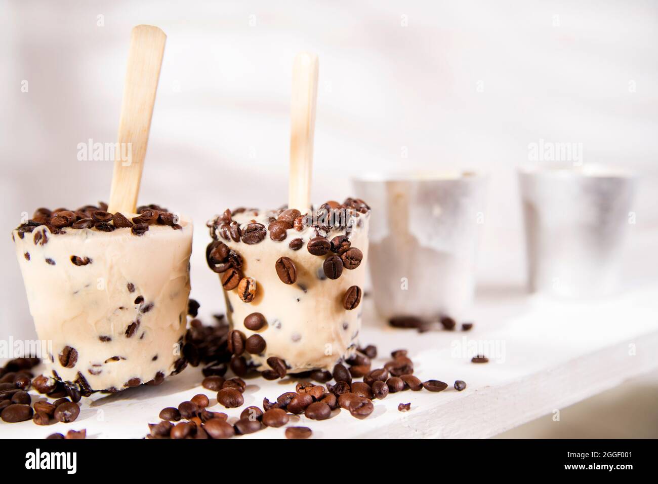 Gelato a base di yogurt e chicchi di caffè Foto Stock