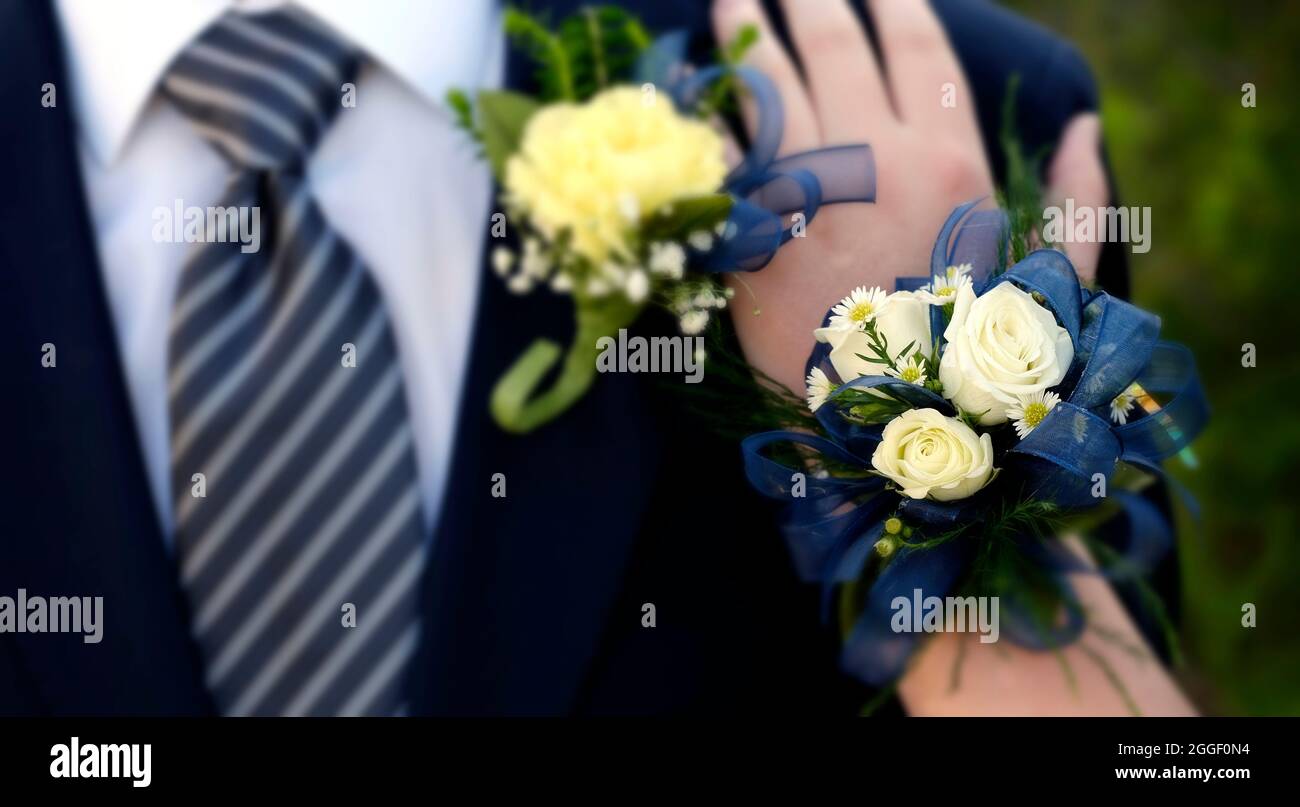 Mani di data Prom notte fiori corsage formale indossare mano su spalla fuoco selettivo sfocatura Foto Stock