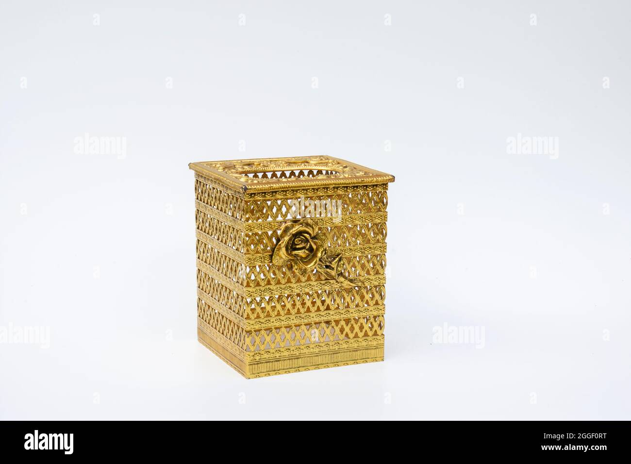 Porta tovaglioli a cubetti metallici con doratura oro. Messa a fuoco selettiva Foto Stock