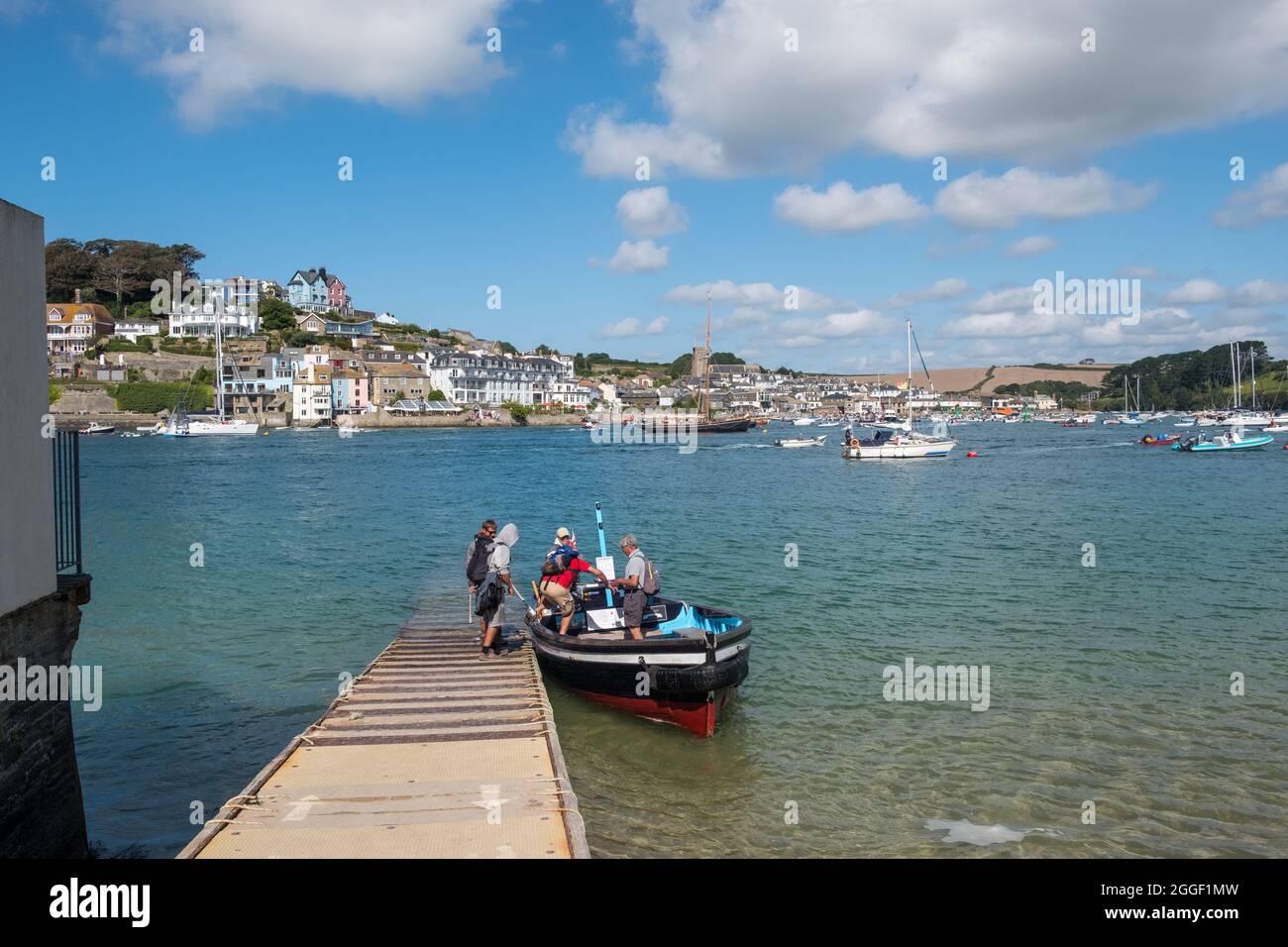 Il Salcombe a East Portlemouth traghetto passeggeri nell'estuario in una giornata estiva soleggiata Foto Stock