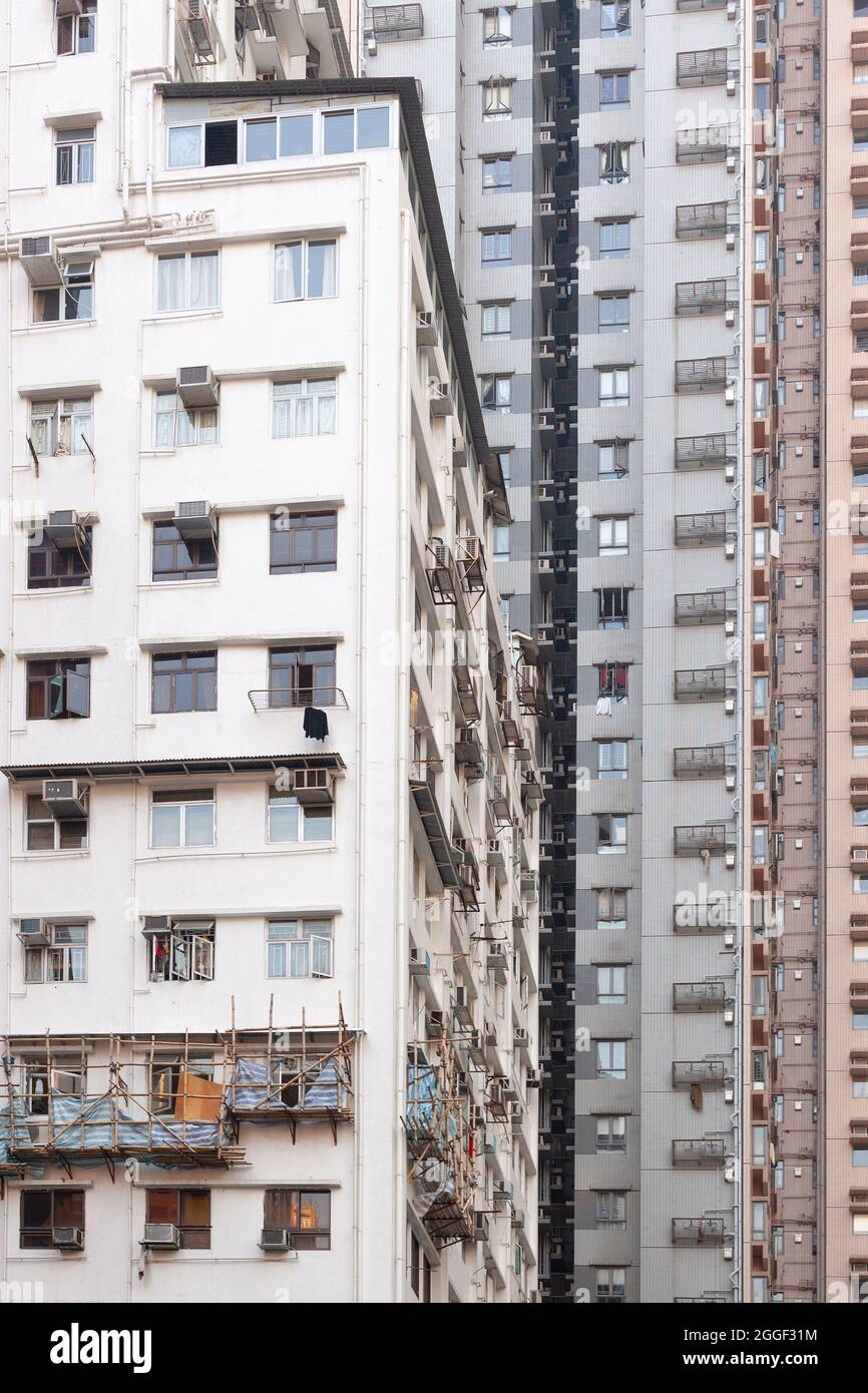 Skyline di alti grattacieli residenziali di appartamenti nel centro di Hong Kong. Foto Stock