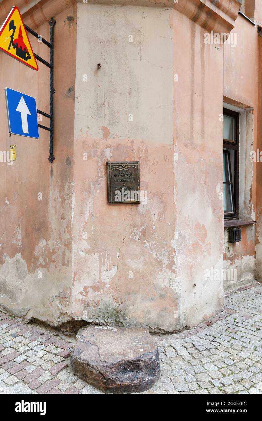 La pietra della sfortuna nella città vecchia di Lublino, in Polonia Foto Stock