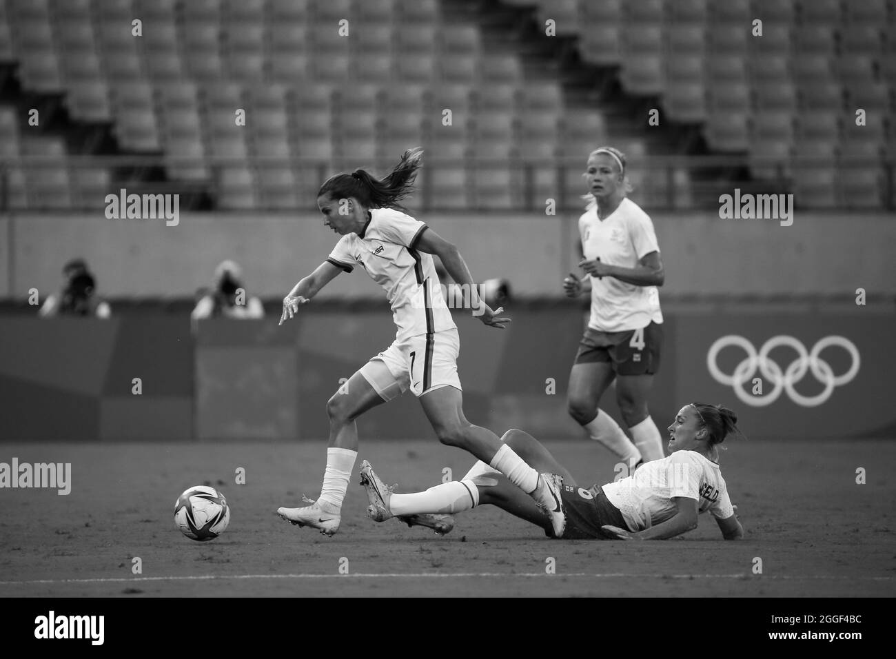 21 LUGLIO 2021 - TOKYO, GIAPPONE: Filippa ANGELDAL di Svezia (16) affronta Tobin HEATH degli Stati Uniti (7) durante il gioco di fase del gruppo G tra Swe Foto Stock