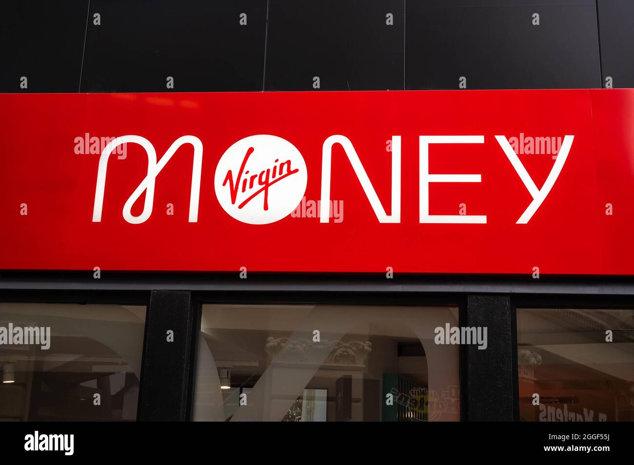 Una vista del logo Virgin Money sopra l'entrata della filiale in Castle Street Norwich Foto Stock