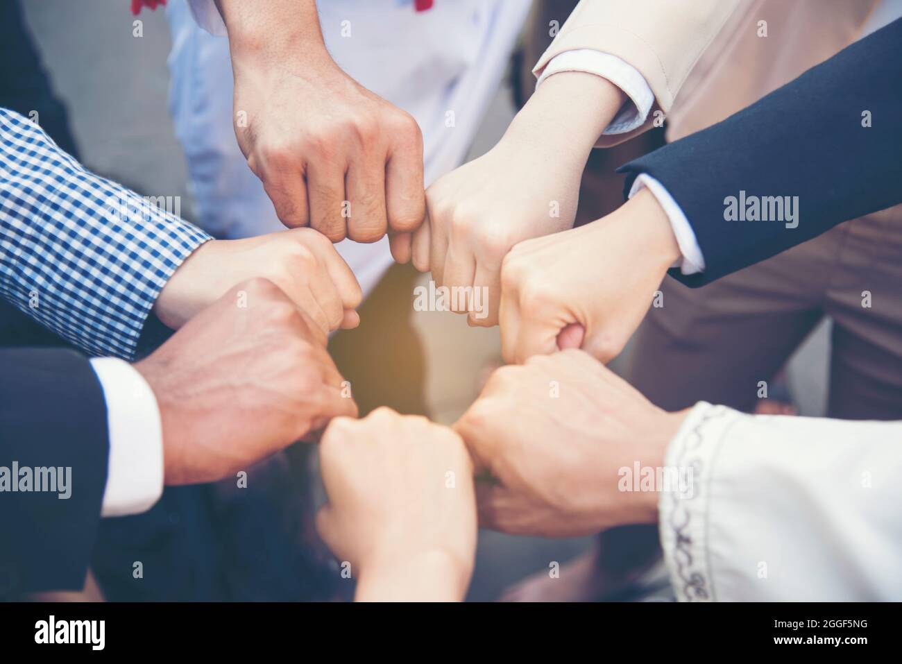 Gruppo di diversità di persone con successo il pugno di partenariato bump di mani insieme per mostrare la potenza e unified team in ufficio. Lavoro di squadra Business trust in p Foto Stock