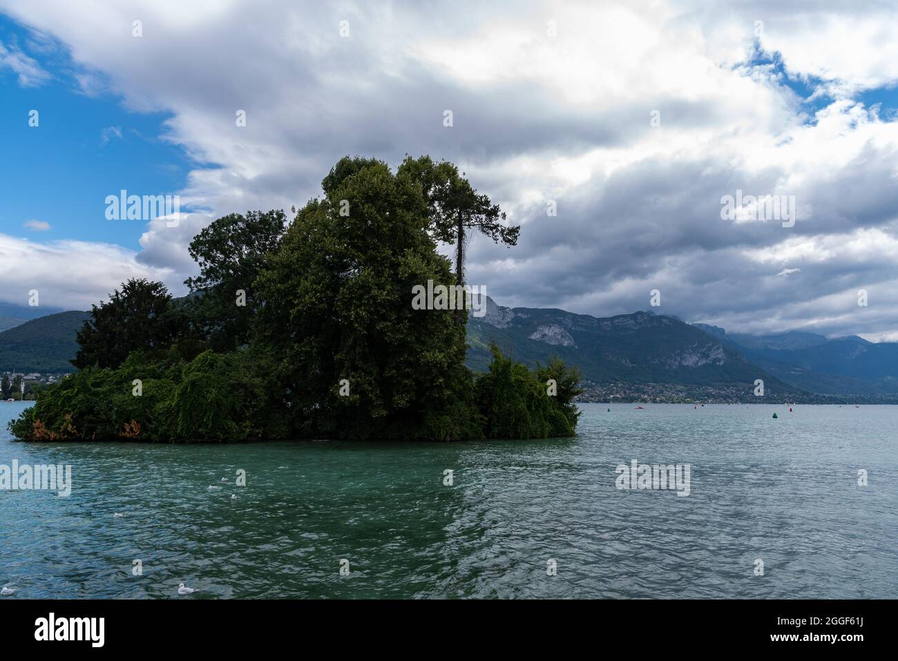 Annecy è una città chiusa situata sulla riva settentrionale del lago omonimo, sul suo sbocco naturale, dove occupa una posizione strategica sul Foto Stock