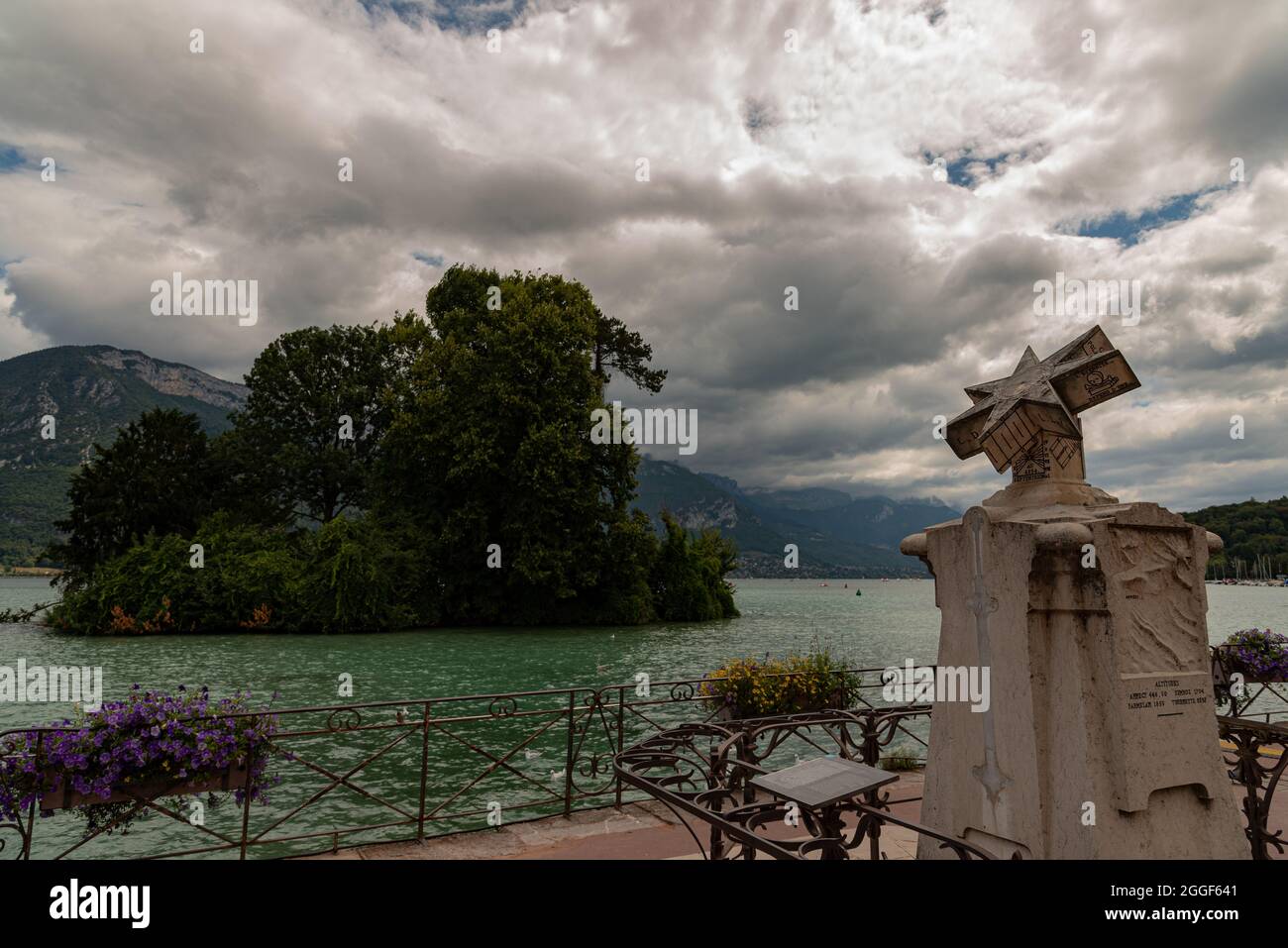 Annecy è una città chiusa situata sulla riva settentrionale del lago omonimo, sul suo sbocco naturale, dove occupa una posizione strategica sul Foto Stock