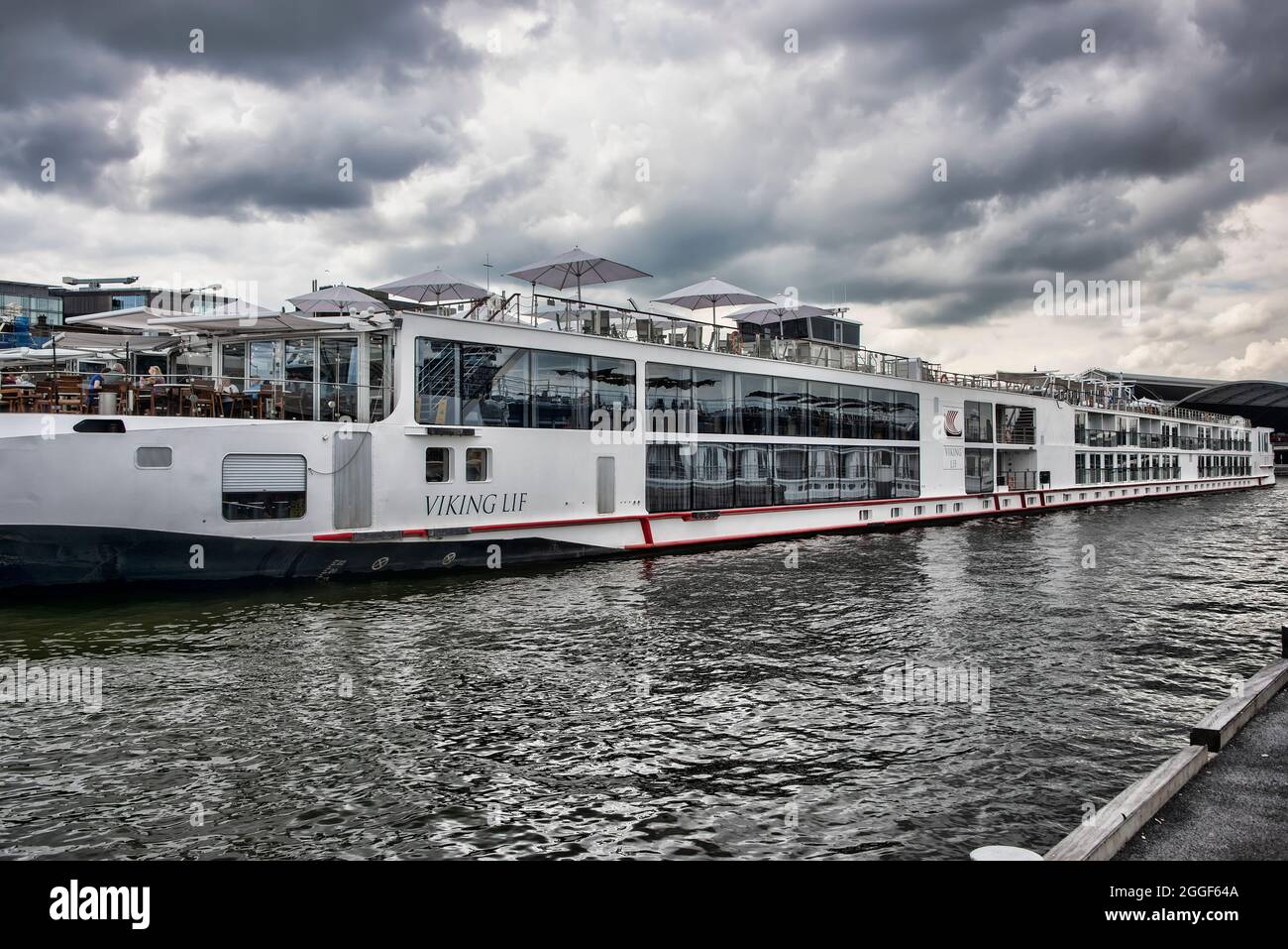 Amsterdam, Paesi Bassi - 13 luglio 2017: Una barca sul fiume Viking ancorata nel porto di Amsterdam, pronta per imbarcarsi in una crociera sul fiume Reno. Foto Stock