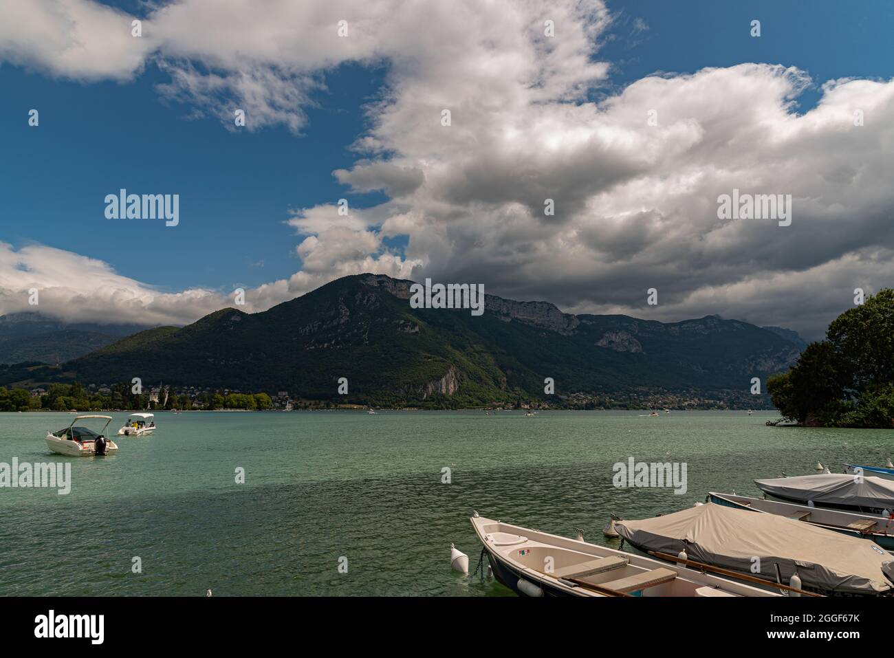Annecy è una città chiusa situata sulla riva settentrionale del lago omonimo, sul suo sbocco naturale, dove occupa una posizione strategica sul Foto Stock