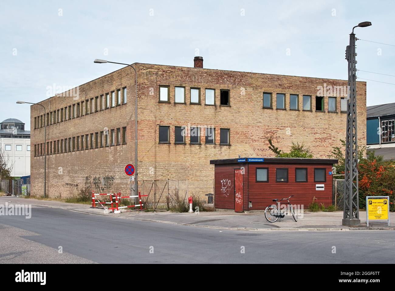 Edificio in mattoni gialli all'angolo tra Stubbeløbgade e Sundkrogsgade nel Nordhavn di Copenaghen (Porto Nord), 2005, ora demolito; Copenhagen, Den Foto Stock